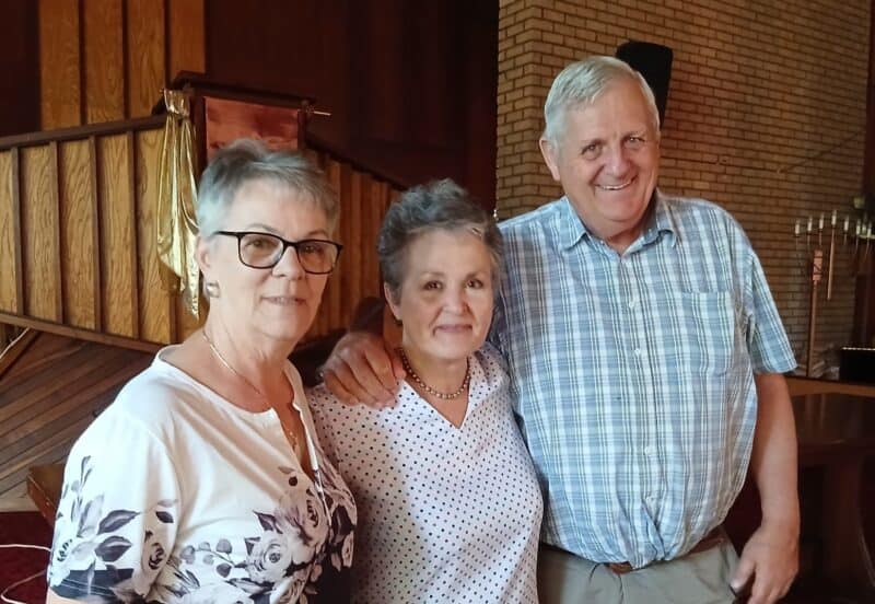 Van links is Bernadet van der Ende, Marietjie le Roux, en ds. Faan le Roux. Foto: Verskaf