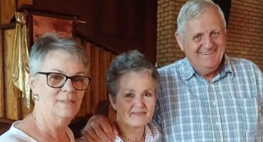 Van links is Bernadet van der Ende, Marietjie le Roux, en ds. Faan le Roux. Foto: Verskaf