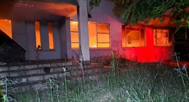 Die brand wat vroeër vanaand in Van Collerstraat gewoed het. Foto: Fanie Kruger, Securit y Master