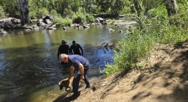 Adjudant-offisier Swannie Swanepoel van die K9 Soek-en-reddingseenheid in Bloemfontein saam met Waterpolisiëring en duikeenheid lede van die polisie waar daar vanoggend in Grewarlaan na die beskuldigde in die Vaalrivier gesoek is. Foto: Liezl Scheepers