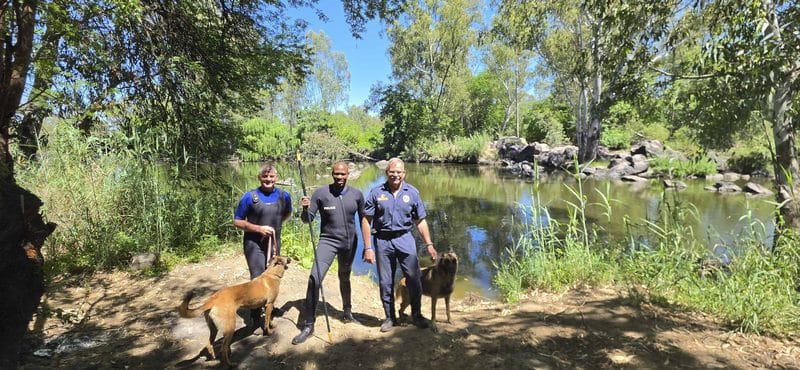 Van links is adjudant-offisier Hollie Holtzhausen en Syla van die K9 Soek-en-reddingseenheid in Sasolburg, sersant Mothae Tsokolibane,  en adjudant-offisier Swannie Swanepoel  van die K9 Soek-en-Reddingseenheid in Bloemfontein saam met Parko. Foto: Liezl Scheepers. 