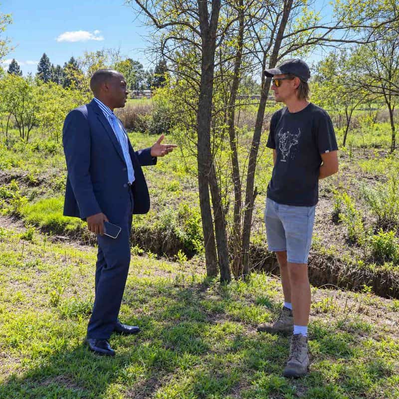 Field conservation beneath a tree. Johannesburgbased non-executive director Ernest Mhlongo, visiting Parys WADER and the Parys Wetland Park. With him is Danie Venter. Photo: Supplied