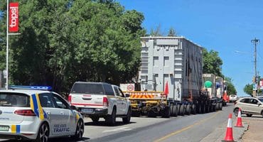'n Abnormale vrag met 'n Eskom-transformator wat vandag deur Parys vervoer is. Foto: Liezl Scheepers