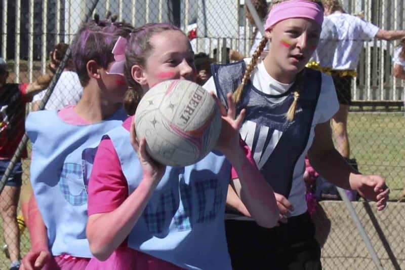 Die aksie netbal tussen die laer-en hoërskool is 'n jaarlikse instelling. Foto: Liezl Scheepers