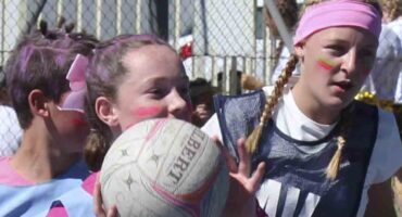 Die aksie netbal tussen die laer-en hoërskool is 'n jaarlikse instelling. Foto: Liezl Scheepers