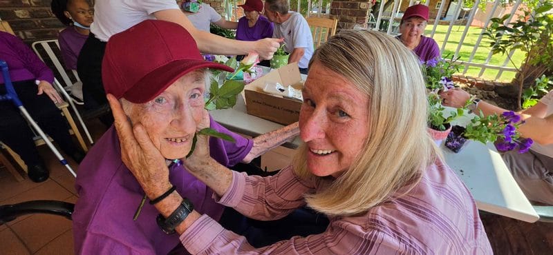 Kathy Reyneke (regs) deel 'n spesiale oomblik met die 96-jarige Mary Nell. Foto: Liezl Scheepers