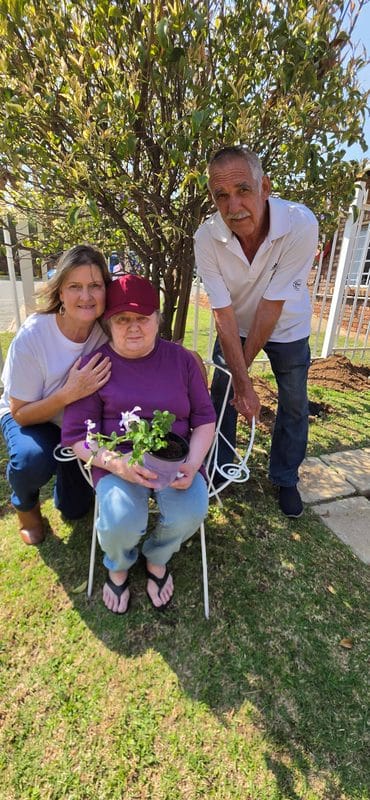 Retha Olivier saam met Eva en Martin Pieterse. Retha en Eva se ma was van 2020 tot haar dood in 2023 hier versorg, en is Eva sedert 2022 by Wanderers Village. Retha het groot lof vir die personeel van Sally Martin Park vir die bemoediging en versorging wat hier aan inwoners gebied word. Foto: Liezl Scheepers