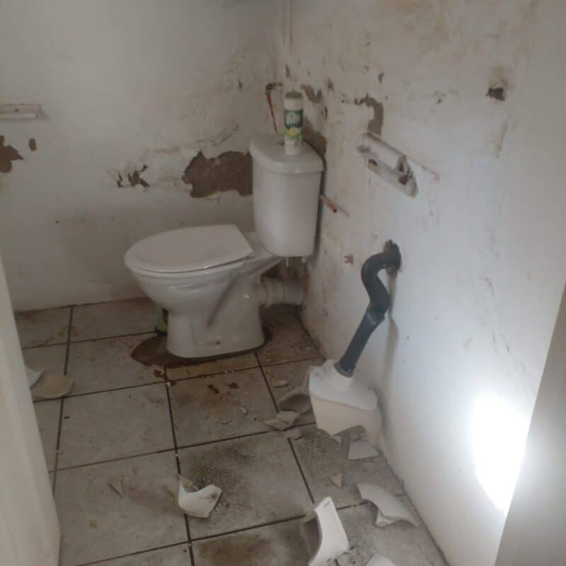 Selfs die badkamers is tydens die inbraak gevandaliseer. Foto: Verskaf