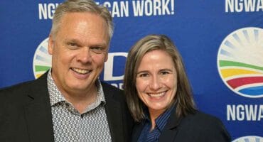 Die minister van landbou, Willie Aucamp, saam met die DA se burgemeesterskandidaat, Carina Serfontein, tydens sy besoek aan Parys. Foto: Liezl Svheepers.