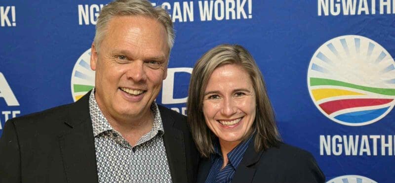 Die minister van landbou, Willie Aucamp, saam met die DA se burgemeesterskandidaat, Carina Serfontein, tydens sy besoek aan Parys. Foto: Liezl Svheepers.