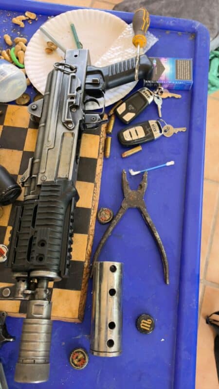 Van die vuurwapens waarop belsag gelê is tydens die polisie-optrede. Foto: SAPD Kommunikasiedienste
