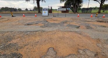 Die span werk volgens 'n prioriteitslys om herstelwerk aan slaggate in al die Ngwathe dorpe te doen. Foto: Liezl Scheepers