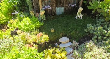 Die kunstige feëtjiehuisies in haar tuin is ouma Miekie se handewerk.