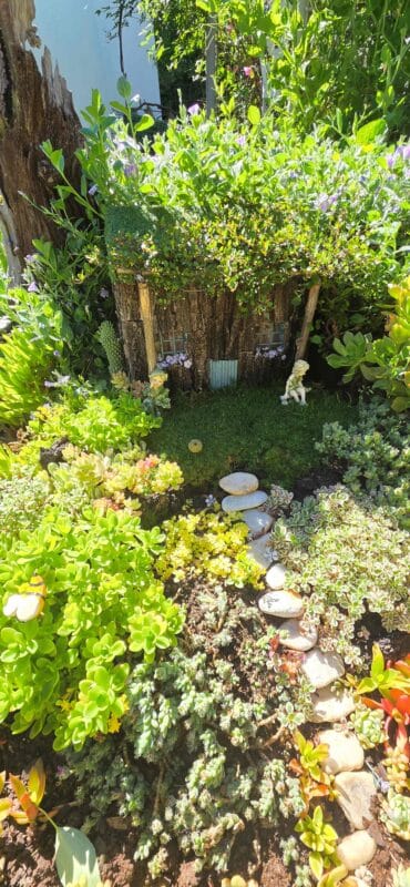Die kunstige feëtjiehuisies in haar tuin is ouma Miekie se handewerk.