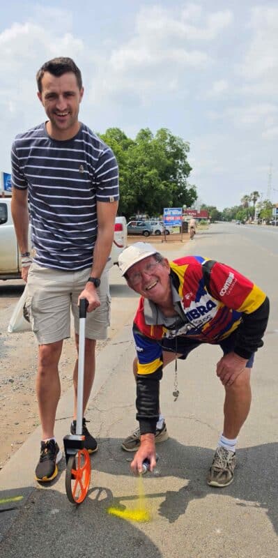 Henco Uys en Nollie Meintjies hard aan die werk om seker te maak die roete is reg vir Saterdag se straatmyl. Foto: Liezl Scheepers