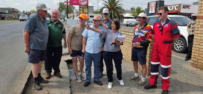 Die laaste beplanning word tot in die fynste detail gedoen vir Saterdag se straatmyl. Foto: Liezl Scheepers.