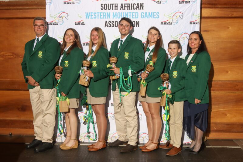 SA se Protea-ruiterspan wat die SA Western Mounted Games internasionale kragmeting gewen het. Op die foto is Hennie Mey (spanbestuurder), Carli Huber, Lyla Kruger, Adriaan van Brakel, kaptein Elaine Fourie, Nick van Wyk, en Letitia Venter (assistent spanbestuurder). Foto: Verskaf
