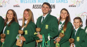 SA se Protea-ruiterspan wat die SA Western Mounted Games internasionale kragmeting gewen het. Op die foto is Hennie Mey (spanbestuurder), Carli Huber, Lyla Kruger, Adriaan van Brakel, kaptein Elaine Fourie, Nick van Wyk, en Letitia Venter (assistent spanbestuurder). Foto: Verskaf