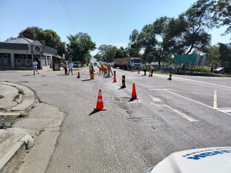 Die span is reeds aan die werk en word motoriste gevra om asseblief bedag te wees op die alternatiewe roetes waarop verkeer herlei word. Foto: Verskaf