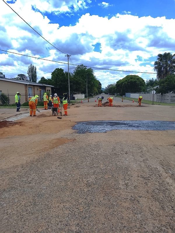 Die span aan die werk op die h/v Tweedelaan en Uniestraat. Foto: Laurie Poolman.