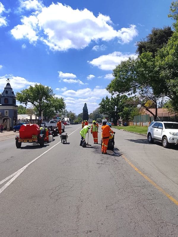 Die span aan die werk in Breëstraat by die polisiestasie. Foto: Laurie Poolman. 