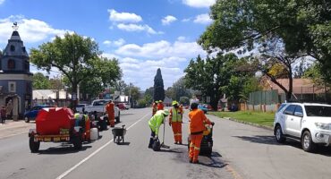 Die span aan die werk in Breëstraat by die polisiestasie. Foto: Laurie Poolman.