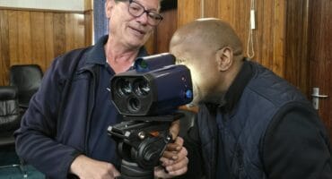 Bernie McDermott, Hoof van Verkeer van die Ngwathe Verkeersafdeling, wys dr. F.P Mothamaha hoe die spoedkamera werk. Foto verskaf deur Ngwathe Plaaslike Munisipaliteit.