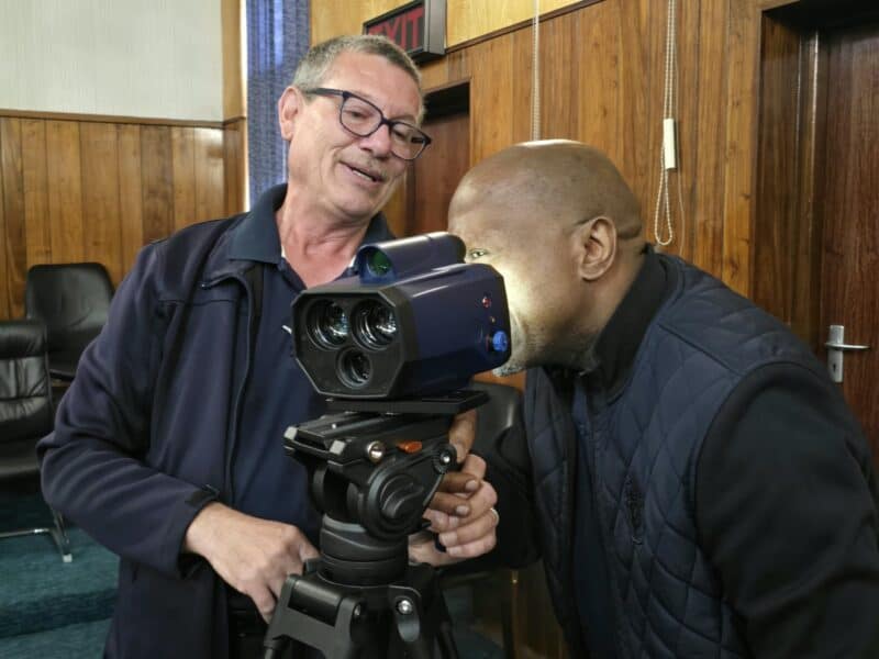 Bernie McDermott, Hoof van Verkeer van die Ngwathe Verkeersafdeling, wys dr. F.P Mothamaha hoe die spoedkamera werk. Foto verskaf deur Ngwathe Plaaslike Munisipaliteit.