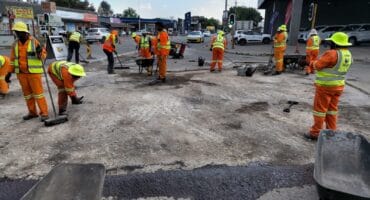 Daar is gister begin met herstelwerk aan die padoppervlak by die kruising van Breë- en Van Collerstraat. Foto: Verskaf