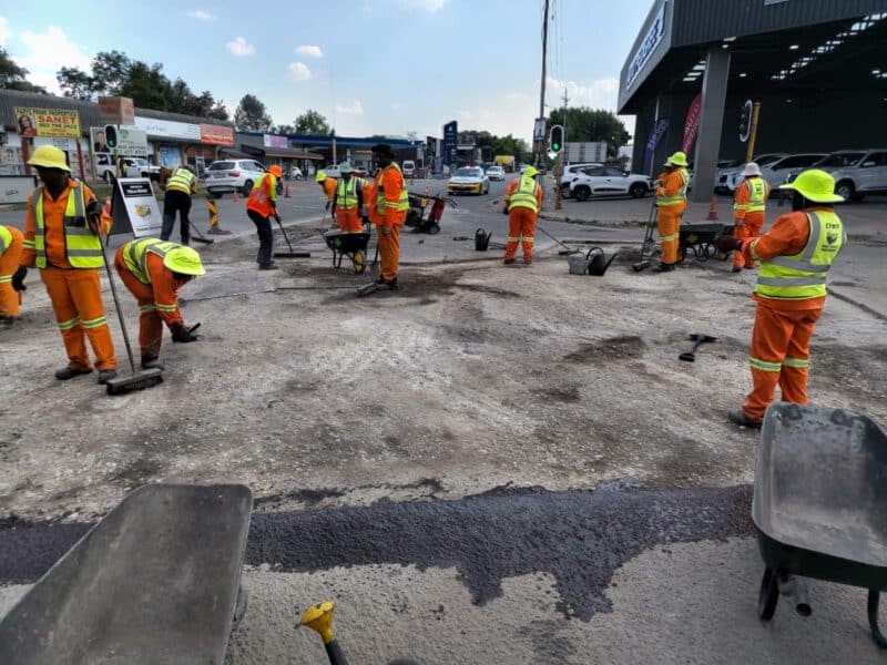Daar is gister begin met herstelwerk aan die padoppervlak by die kruising van Breë- en Van Collerstraat. Foto: Verskaf
