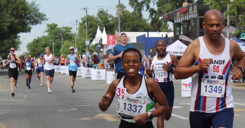 Vandag se Parys Crater Street Mile het weer gewys waarom die straatmyl vir almal is. Foto's: Liezl Scheepers