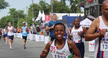 Vandag se Parys Crater Street Mile het weer gewys waarom die straatmyl vir almal is. Foto's: Liezl Scheepers