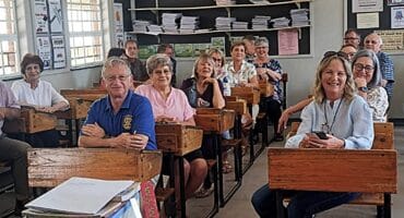 Na 50 jaar was die groep weer saam op die skoolbanke in die wiskundeklas. Foto: Verskaf
