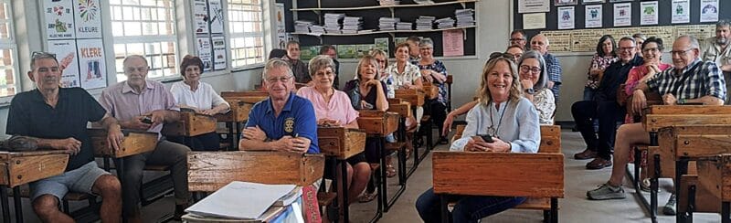 Na 50 jaar was die groep weer saam op die skoolbanke in die wiskundeklas. Foto: Verskaf