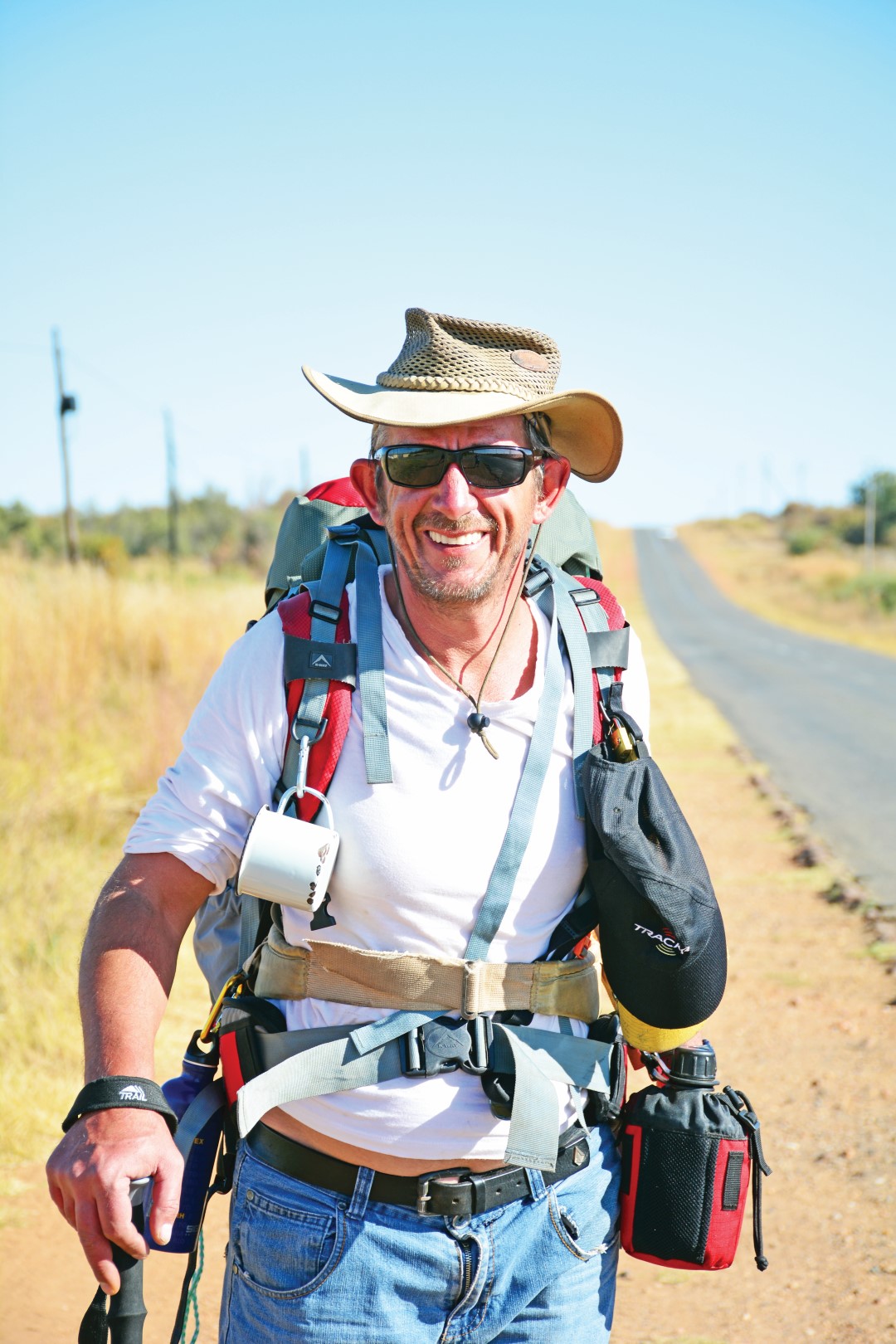 Jurie Pieters (49) wat na verskeie terugslae in sy lewe, die pad gevat het om mense te inspireer en die boodskap uit te dra dat dit nie saak maak wat in jou lewe aangaan nie, jy steeds positief moet wees, op te kyk na die Here en die lewe dag vir dag moet neem. Inlasfoto: Jurie Pieters se gemerkte kaart van sy wedervaringe deur die land. Hy is tans in die Vanderbijlpark-gebied. Foto’s: Nicky Jansen van Vuuren.