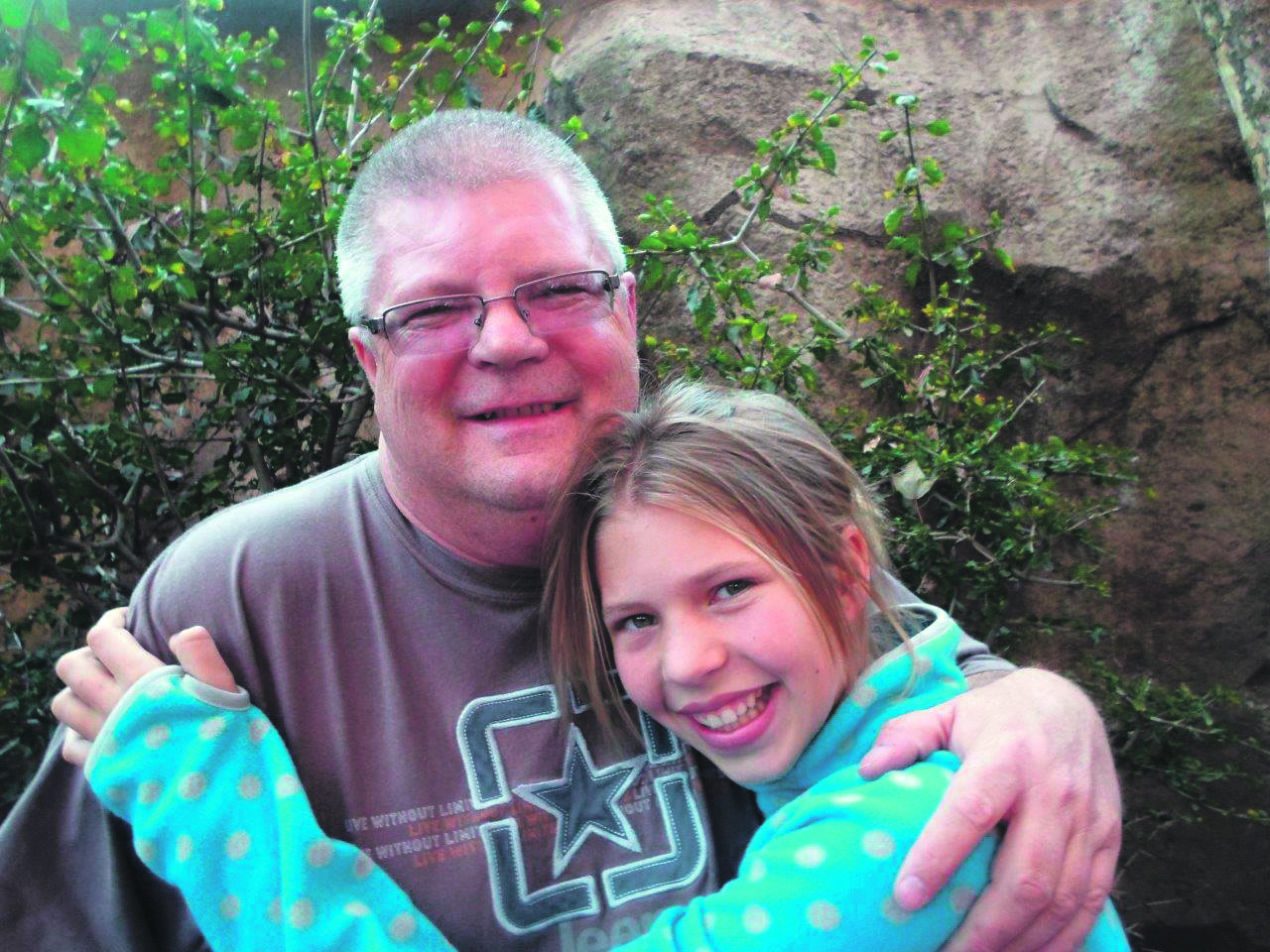 Gary Westwood en sy dogter, die 13-jarige Tegan, wat saam met hom die pad geloop het sedert hy in 2011 met ’n baie seldsame vorm van bloedkanker gediagnoseer is.