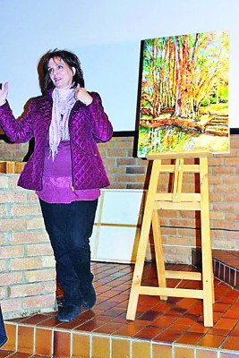 Annemarie Coetzee entoesiasties aan die gesels.