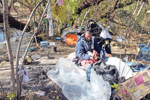 Kagiso besig om sy tandeborsel uit sy rugsak te haal. Foto: Evashni Jansen