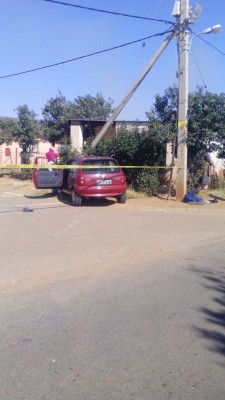 Christiaan se motor nadat die verdagtes ‘n man raakgery het. Regs in die hoek is die man wat raakgery is