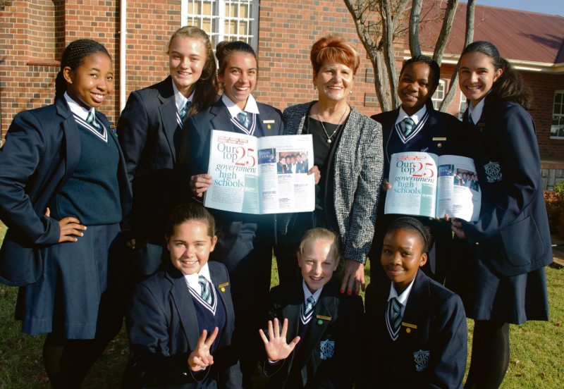 Mrs Eliza Meyer and a selection of Grade 8’s couldn’t wait to lay their hands on the latest Fairlady issue. At the back are Olona Sicwebu, Kirsten de Villiers, Mikayla Niemack, Rethabile Montsi and Marzhaun van den Berg. In front are Mia Snyman, Aneri de Witt and Reabetswe Rapule. Photo: Tamlyn Patterson