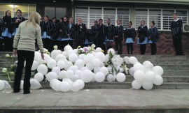 Blomme en ballonne op die matriektrappe van Sumaré se alma mater, Hoërskool Punt.
