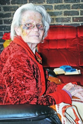 Tannie Hennie se gesig wys duidelik hoe sy aangerand is. Foto: Dustin Wetdewich