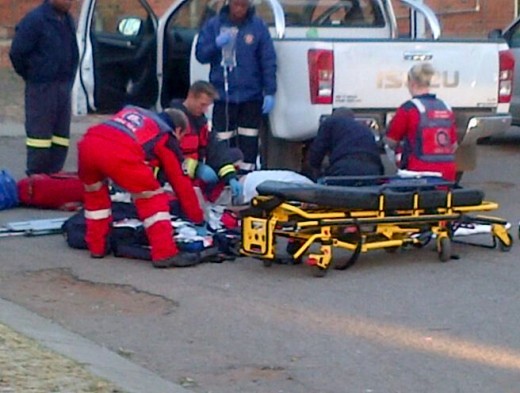 ER24 personeel op die toneel waar Oom Koos gestabiliseer word