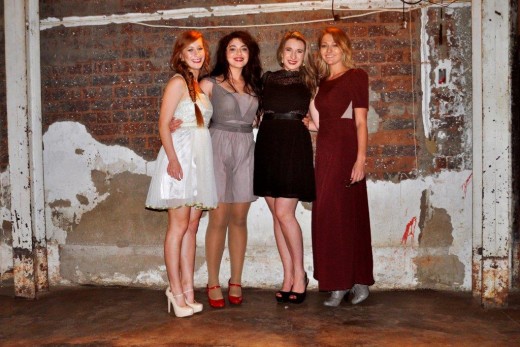 Simoné (in die swart rok) saam met drie modelle wat haar uitrustings vertoon het. Van links is Karin Engelbrecht (Before and After-kategorie - tweede plek), Jani le Roux (Furban-kategorie - eerste plek) en Ané Havenga (Streetware-kategorie - eerste plek).