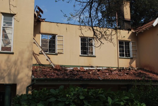 Die boonste verdieping van die koshuis is heeltemal verwoes