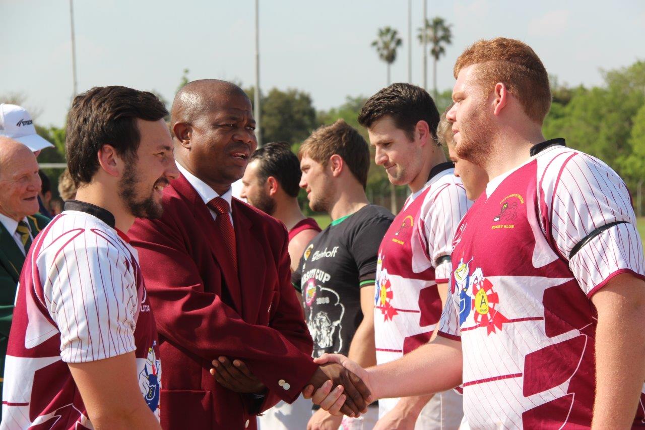 Die Burgemeester van Tlokwe, Rld. Kgotso Khumalo greoet die Western Vikingspelers voor die wedstryd. Foto's: Wouter Pienaar.