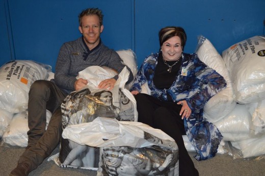 Ryno Meiring en Maritza Wiggell het 28 stelle beddegoed van Mr Price Home en Mooirivier Mall na Volkies gebring.