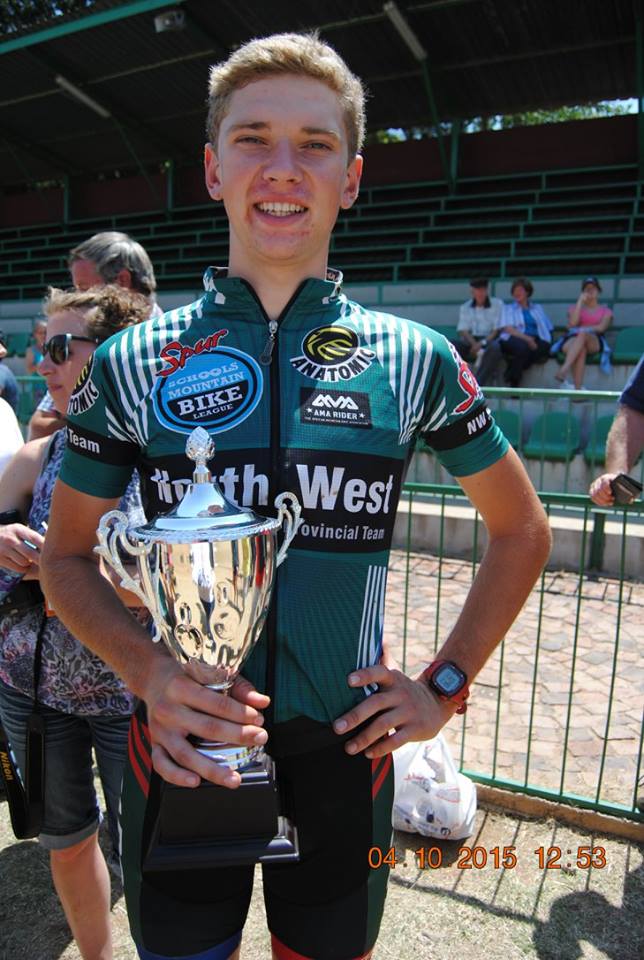 Brandon van der Berg met die Noordwesspan se trofee.