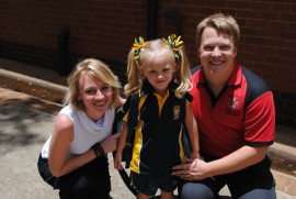 Dejine Weyers saam met ma Enrike en pa Dejon.