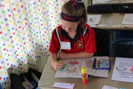 Ina Andrianatos besig om lekker in te kleur